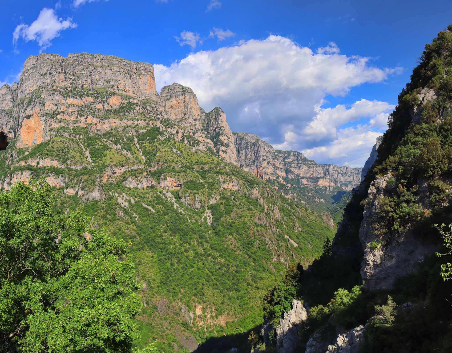 Με θέα την Τύμφη, κατεβαίνοντας προς τις πηγές Βοϊδομάτη